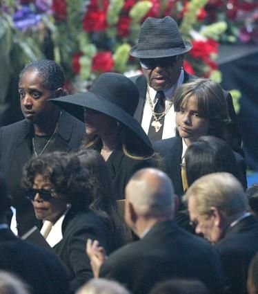 Michael Jackson's brothers (L-R) Randy, Marlon, Tito, Jermaine, and Jackie  carry his casket out of the Staples Center following memorial services for  pop star Michael Jackson Stock Photo - Alamy