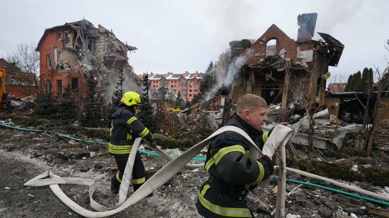 Russian missile and drone barrage hits Kyiv suburbs, killing 1 - Newsday