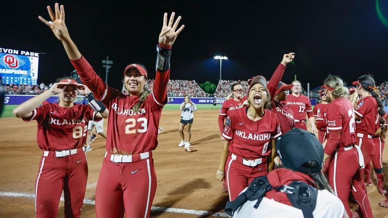 Oklahoma's Tiare Jennings (23), Rylie Boone (0) and Avery Hodge...