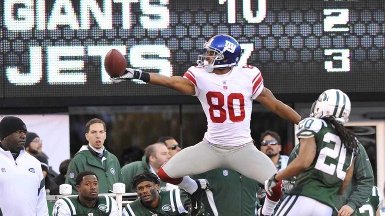 Victor Cruz of the Giants celebrates a long completion in...