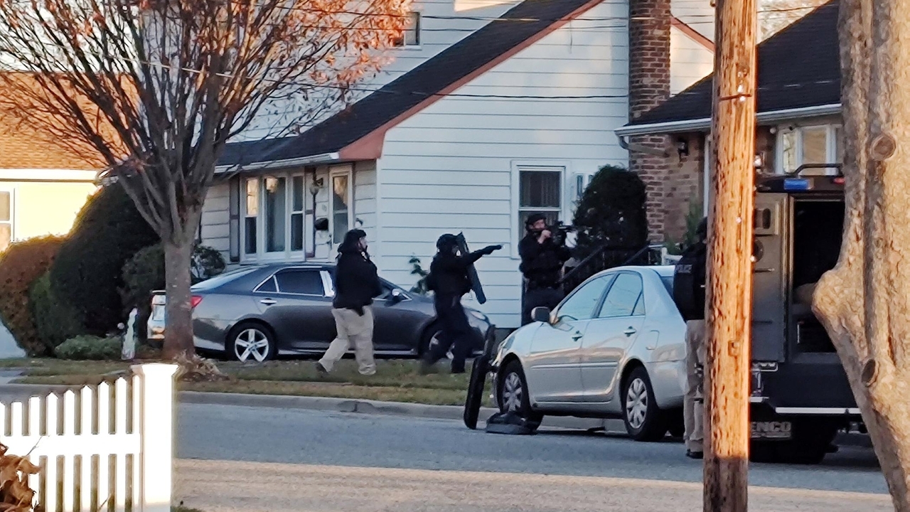 Hicksville man apprehended after holding 2 people in home, standoff ...