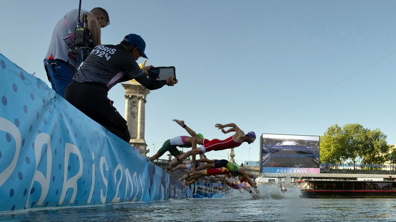 Open water swimmers train in Seine River ahead of 10kilometer Olympic