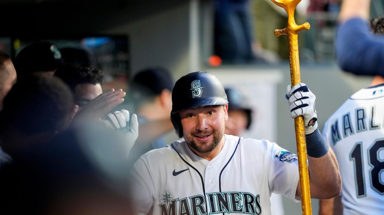 Suárez hits two-run homer as Mariners hold on for 7-6 win over