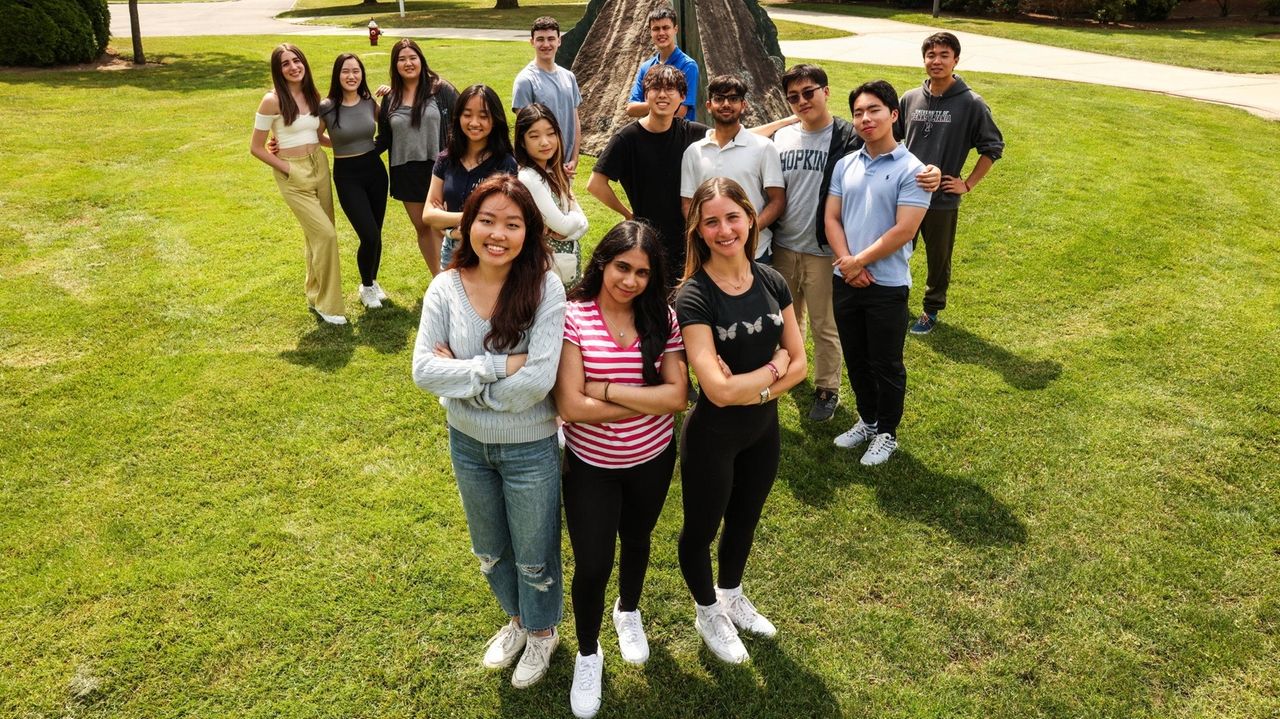 Jericho High School's Class of 2023 has 15 valedictorians. How did that