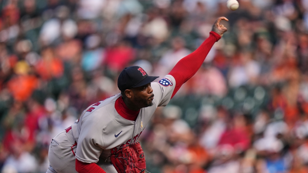Chapman, Red Sox celebrate his 400th career save as 'special