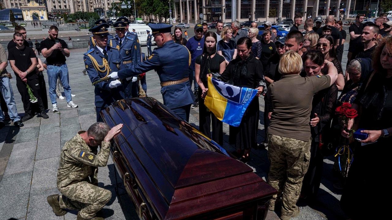 How Ukraine can cope with the US pause on crucial battlefield weapons ...