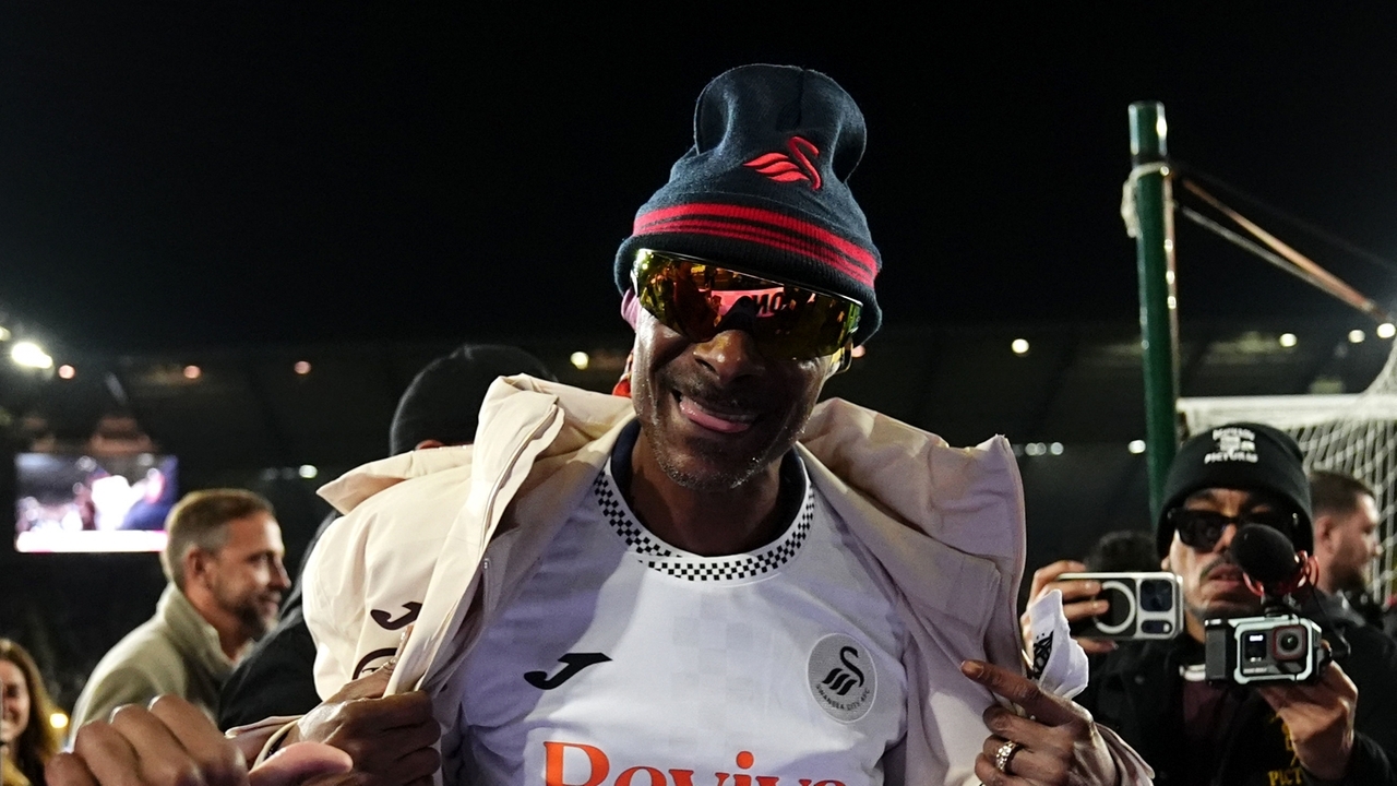 Snoop Dogg's next episode: Rapper attends first Swansea game after ...