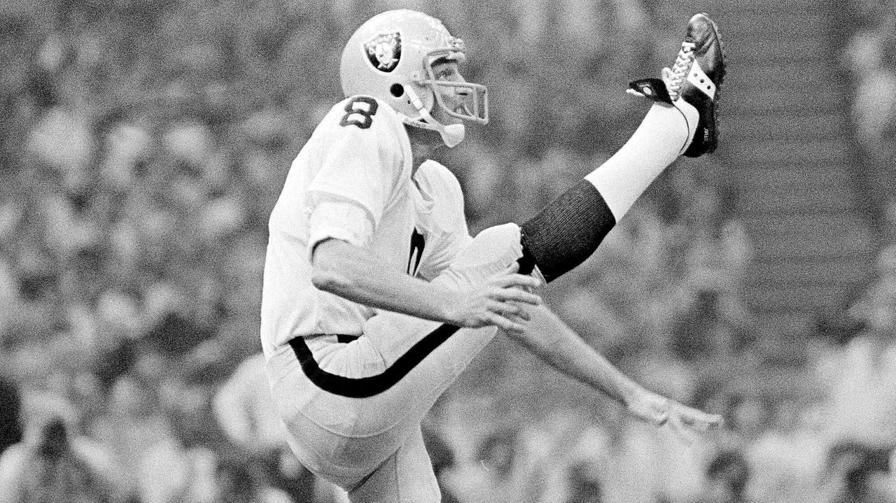 Ray Guy, First N.F.L. Punter Named to the Hall of Fame, Dies at 72 - The  New York Times