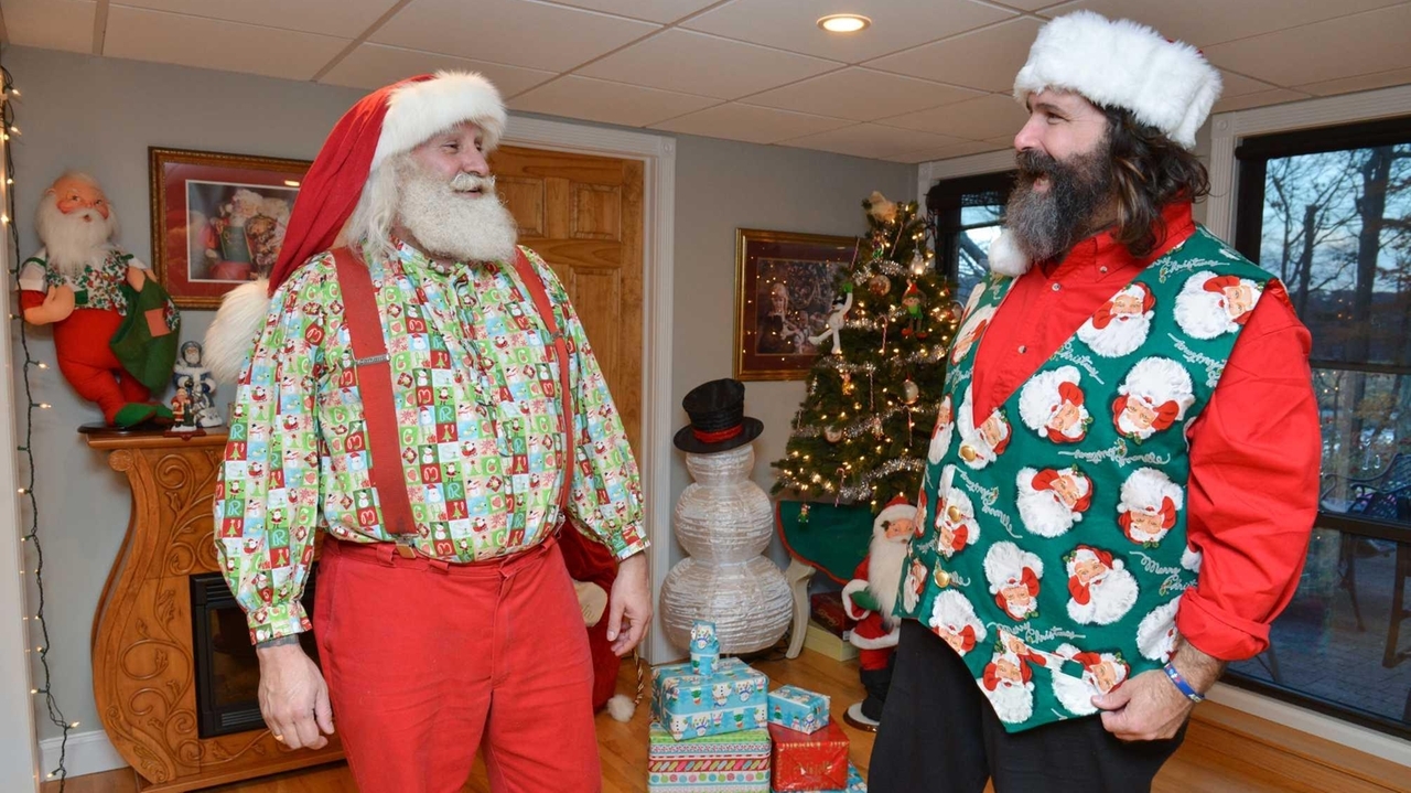Former WWE champ Mick Foley helps keep the magic alive in 'I Am Santa ...