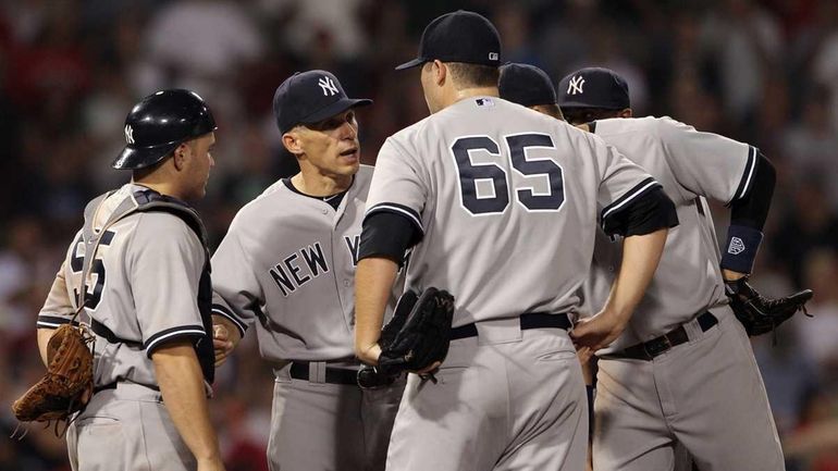 Joe Girardi talks with Russell Martin, Phil Hughes and Derek...