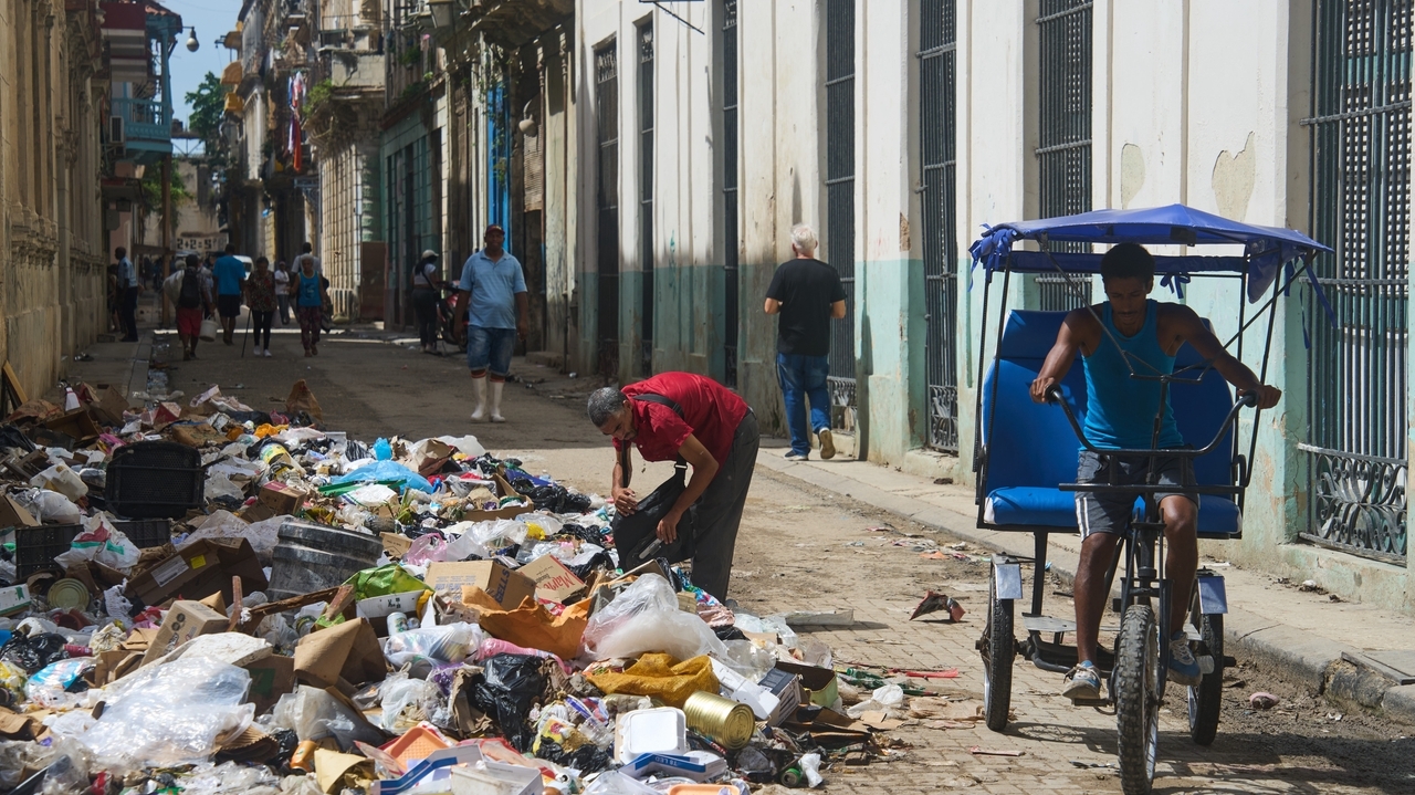 A garbage crisis engulfs Havana as fuel shortages stall trash pickup ...