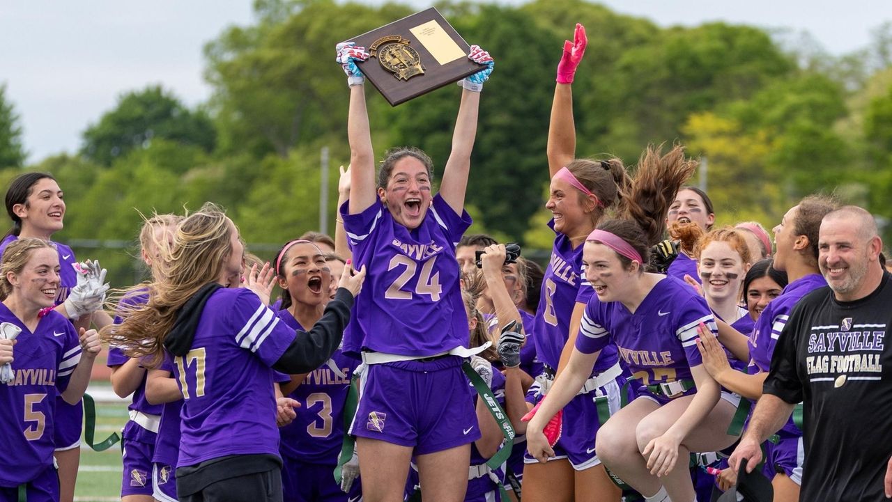 Sayville flag football's Olivia Moynihan finds Mia DeSimone for late ...