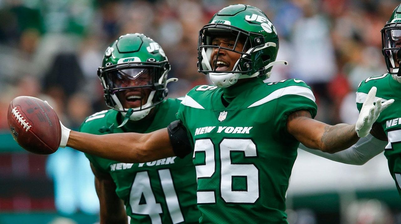 Jets' Echols surprised by criticism over Brady INT autograph