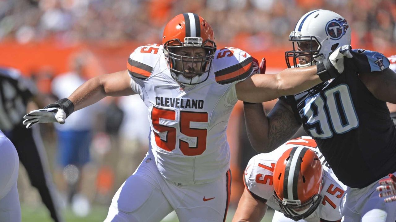 Browns Pro Bowl center Alex Mack breaks leg