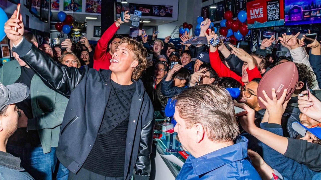 Giants QB Dart is star of NYC memorabilia event