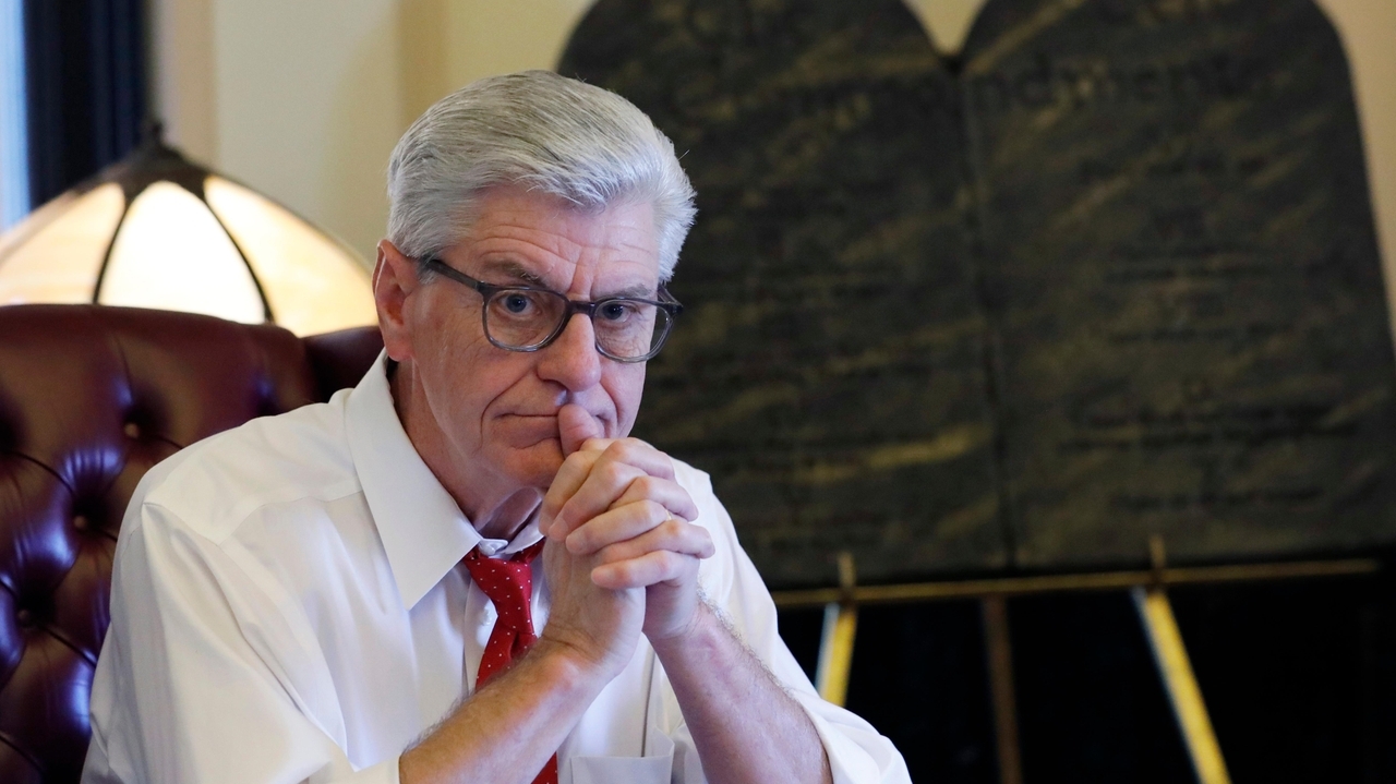 Former Mississippi governor sues news site over welfare fraud comments - Vimarsana News