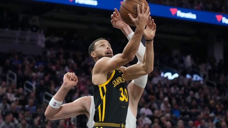 Golden State Warriors guard Stephen Curry (30) shoots in front...