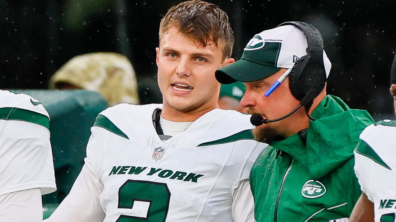 Jets' Aaron Rodgers defends Nathaniel Hackett and fires back at