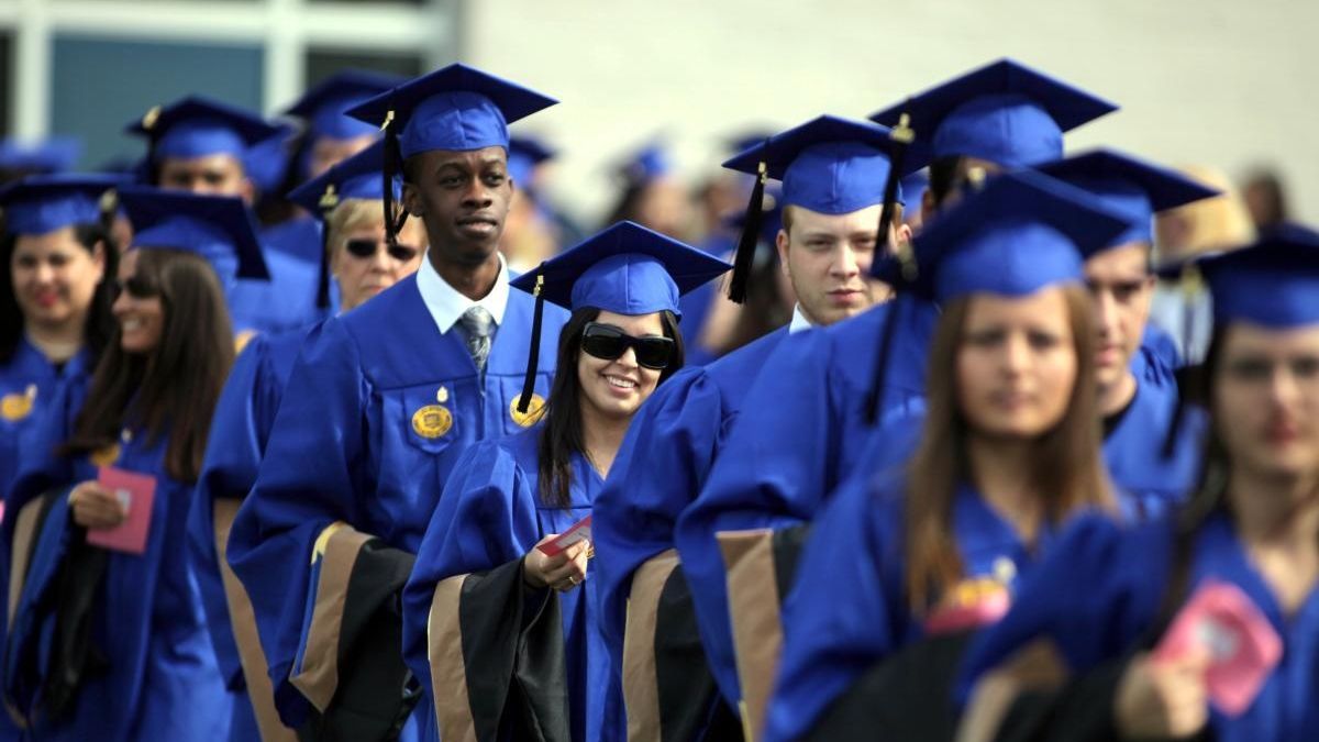 Dowling College awards 840 undergrad, grad degrees - Newsday