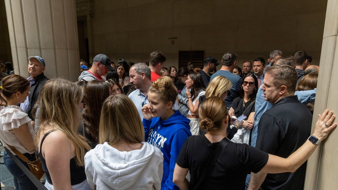 Roslyn community packs courthouse for appearance of alleged DWI driver in wrong-way crash that killed teens - Vimarsana News
