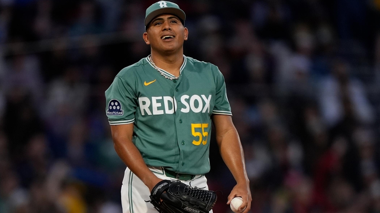 Pinch-hitter Yoshida delivers RBI single in the 10th as green-clad