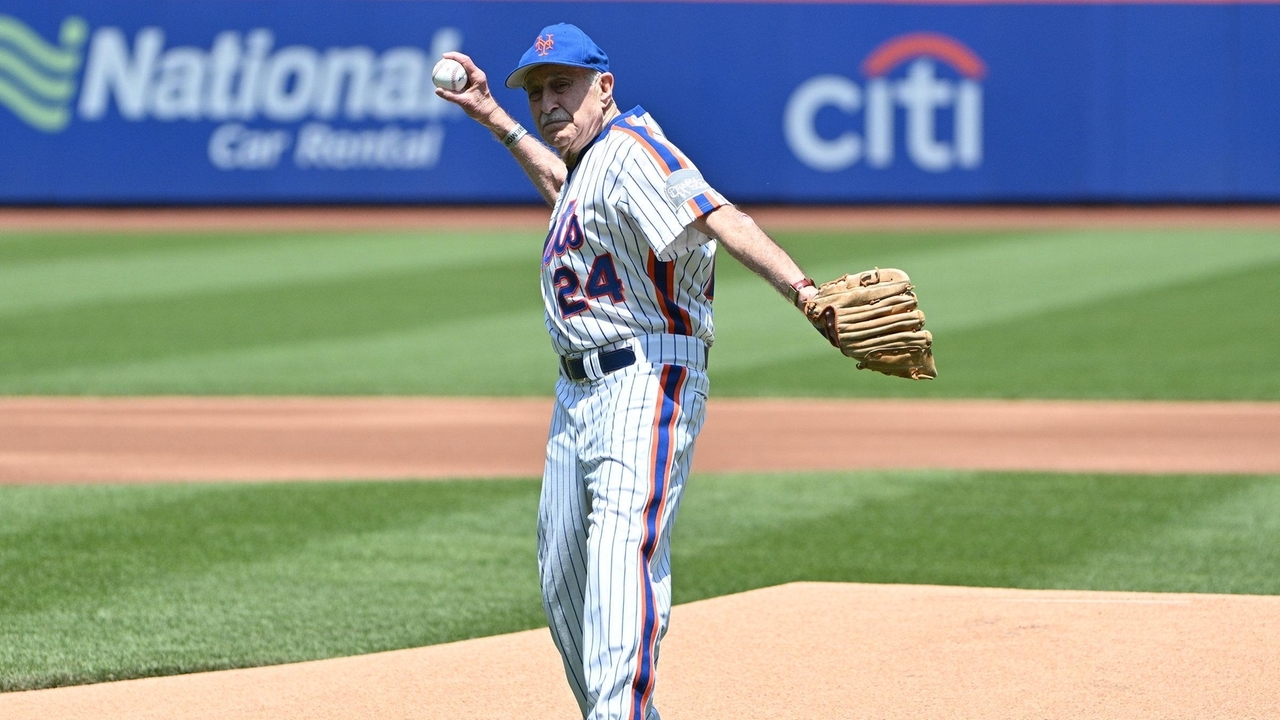 Leo Ullman, Holocaust survivor from Sands Point, throws first pitch at Mets vs. Phillies game - Vimarsana News