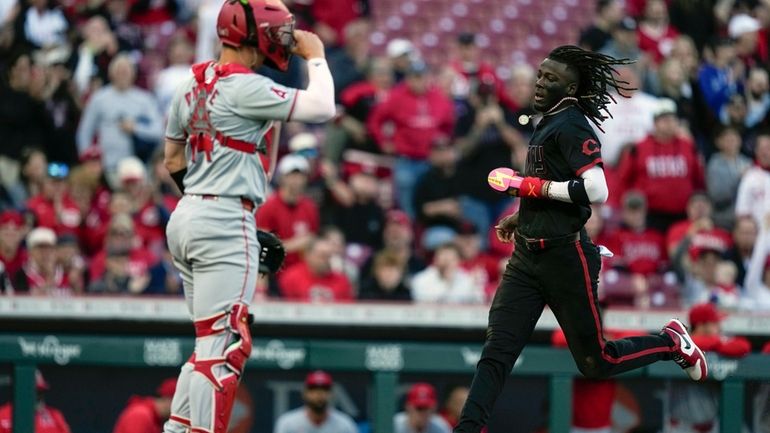 Cincinnati Reds' Elly De La Cruz, right, scores on a...