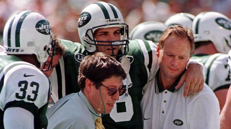 New York Jets Mark Gastineau, right, gets to Houston Oilers