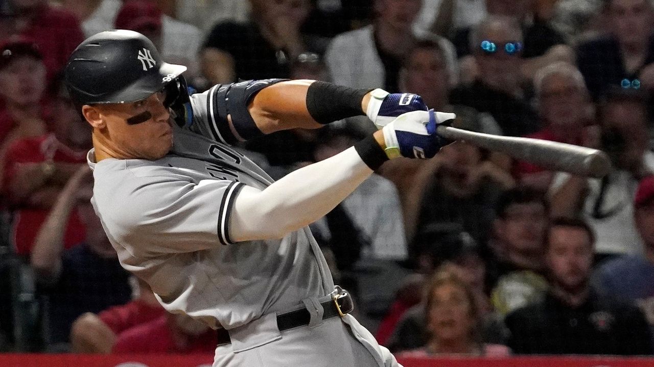 Giancarlo Stanton homers twice in debut as the Yankees' machine