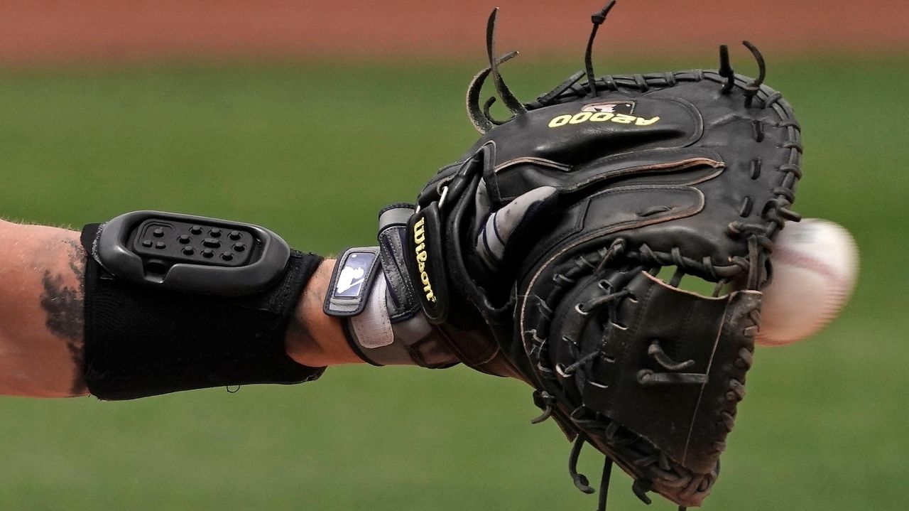 Mlb Gives Ok To Electronic Pitch Calling From Catcher To Pitcher Newsday