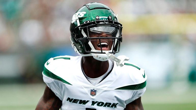 Jets cornerback Sauce Gardner (1) reacts after a defensive play...