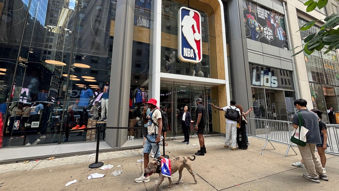 Knicks merch sells out quickly in NYC