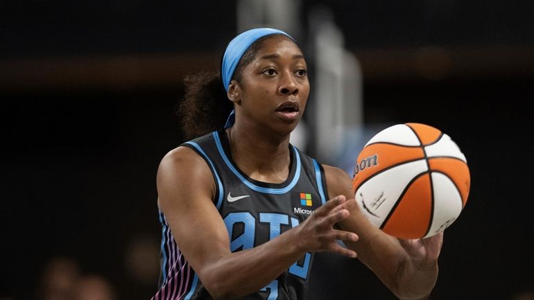 Atlanta Dream guard Aari McDonald (2) plays during a WNBA...