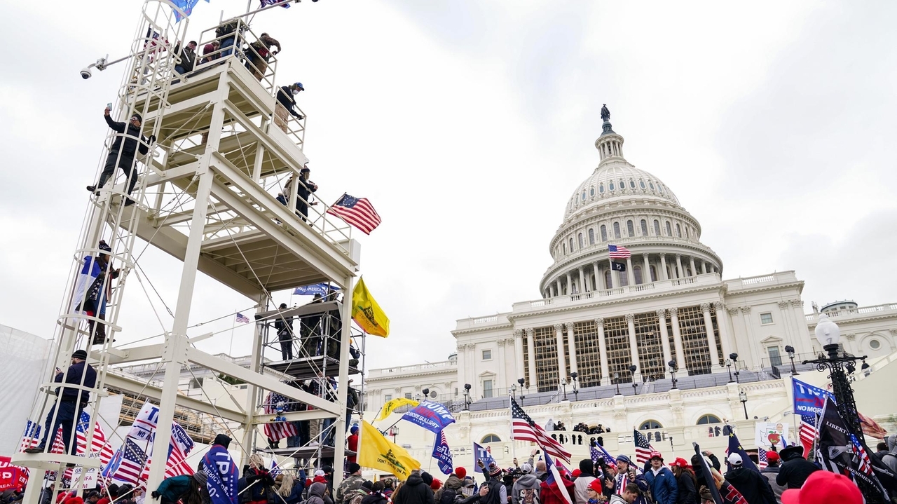Man who attacked police after storming US Capitol with Confederate flag gets over 2 years in prison - Vimarsana News