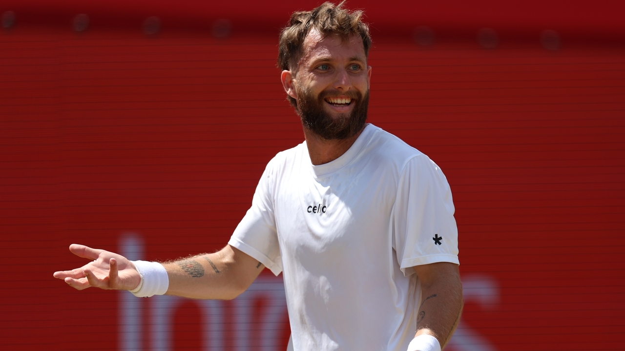french-tennis-player-moutet-fined-40-000-for-expletives-in-interview