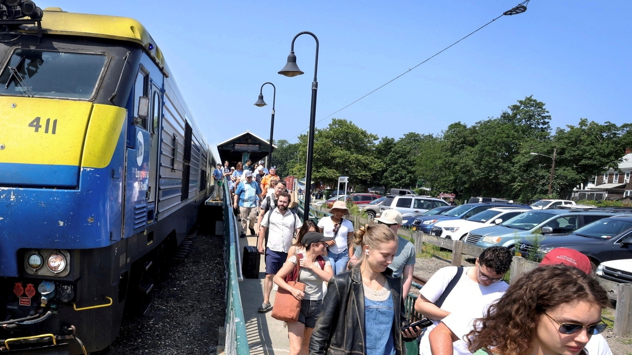Business groups call LIRR union raise requests 'economically unsustainable'