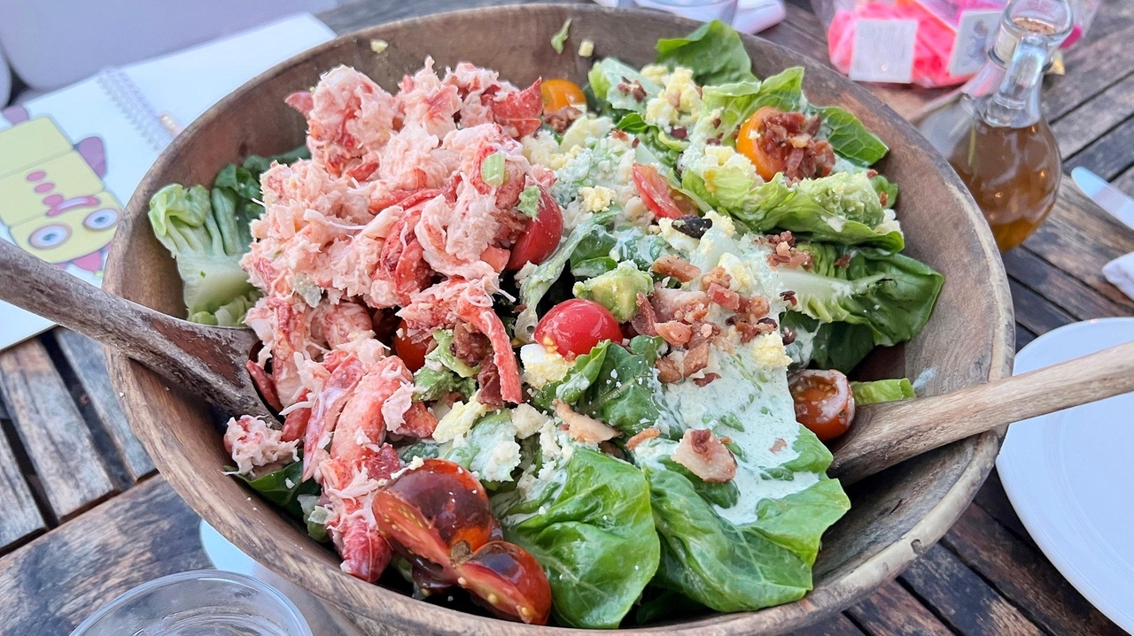 Trying the $97 lobster Cobb salad at Duryea's Lobster Deck in Montauk - Vimarsana News