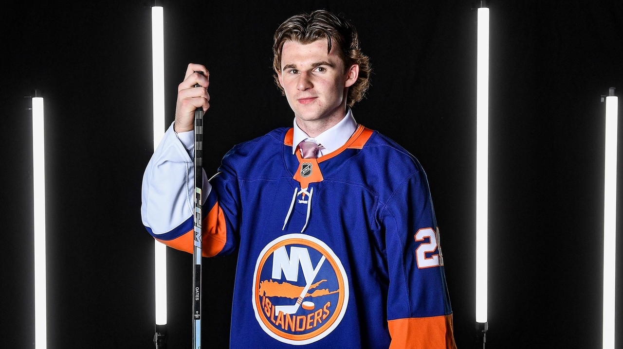 Islanders sign prospect Cole Eiserman to 3-year, entry-level contract