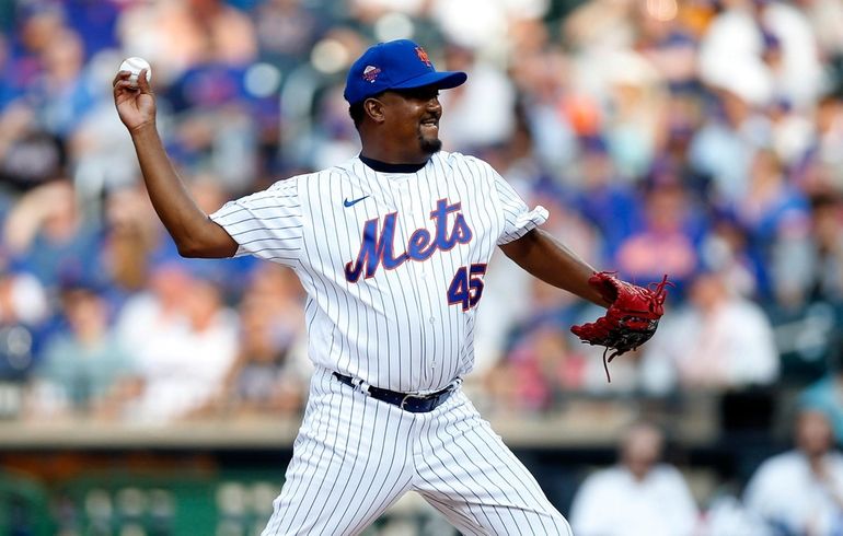 Former New York Mets pitcher Dwight Gooden throws during an Old-Timers'  game before a baseball game between the Colorado Rockies and the New York  Mets on Saturday, Aug. 27, 2022, in New