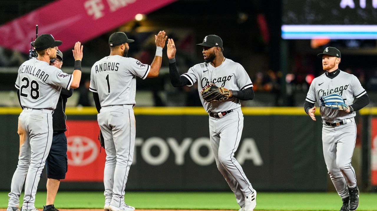 Chicago White Sox's Elvis Andrus, left, puts on the home run