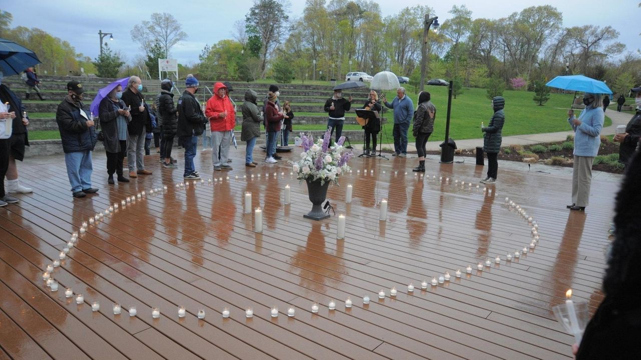 Candlelight vigil held to honor opioid and coronavirus deaths Newsday