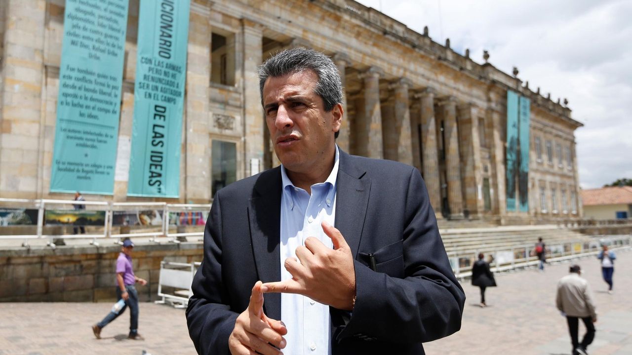 Colombian prosecutors charge 2 ex-Cabinet members of bribing lawmakers for their votes