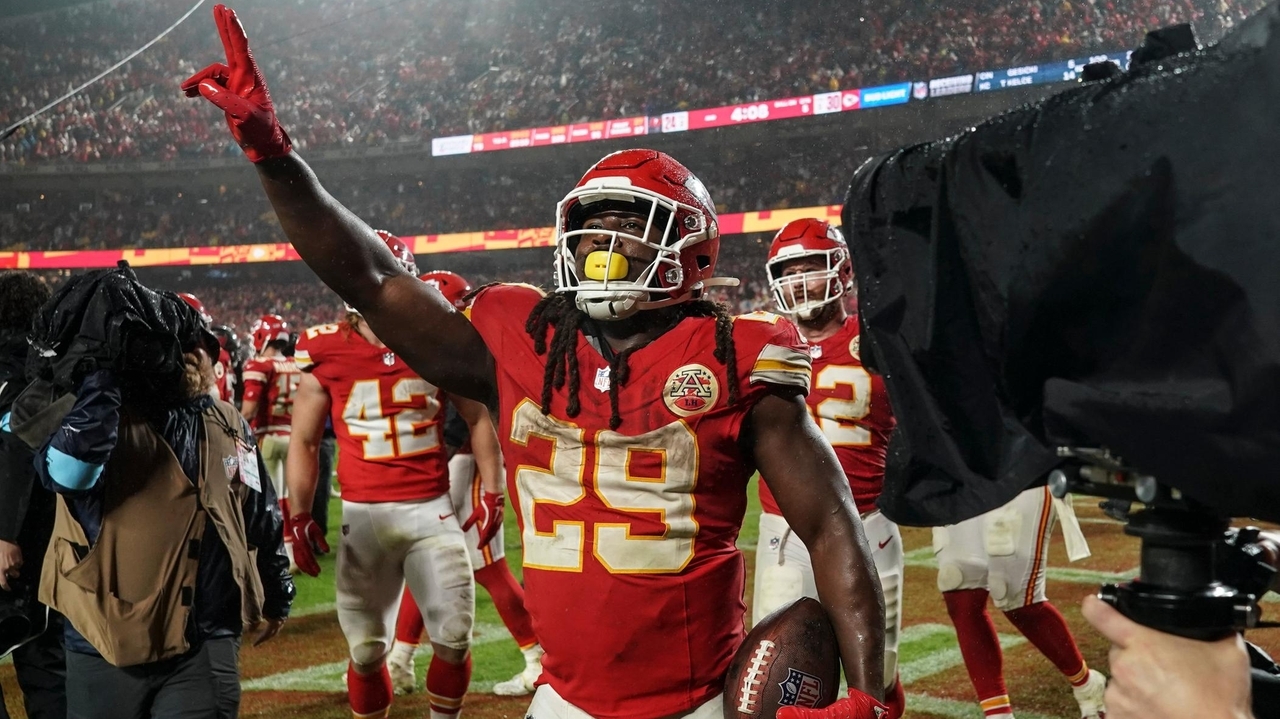 Mahomes throws 3 TD passes, Hunt scores TD in overtime as Chiefs beat ...