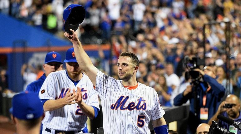 New York Mets third baseman David Wright tips his cap...