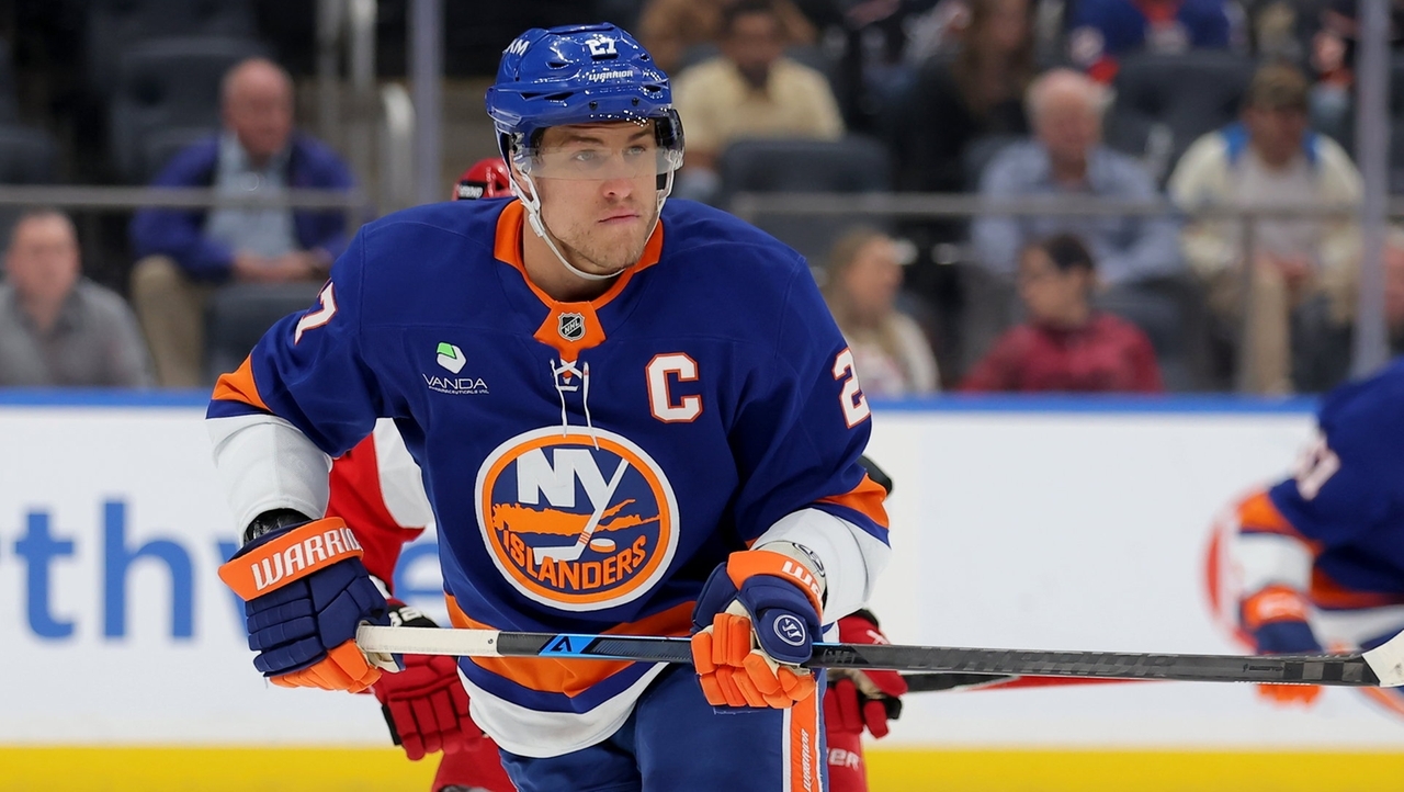 Islanders, awaiting Anders Lee news, make three signings in opening hours of NHL free agency