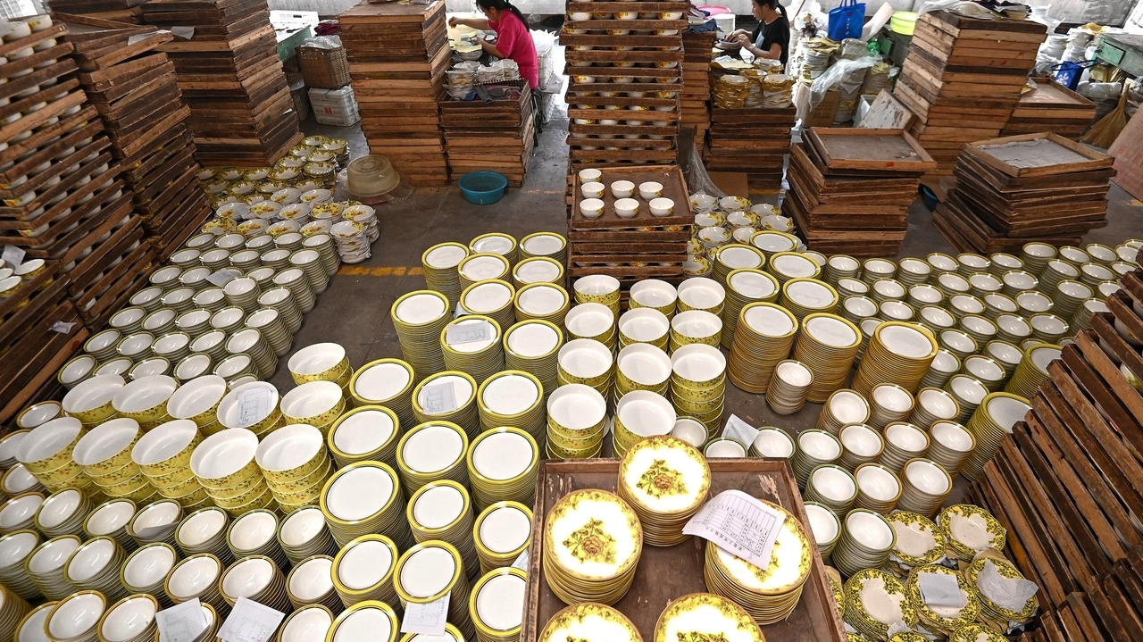 China's Factory Activity Shrinks Officially, Export Strength Offers Partial Relief