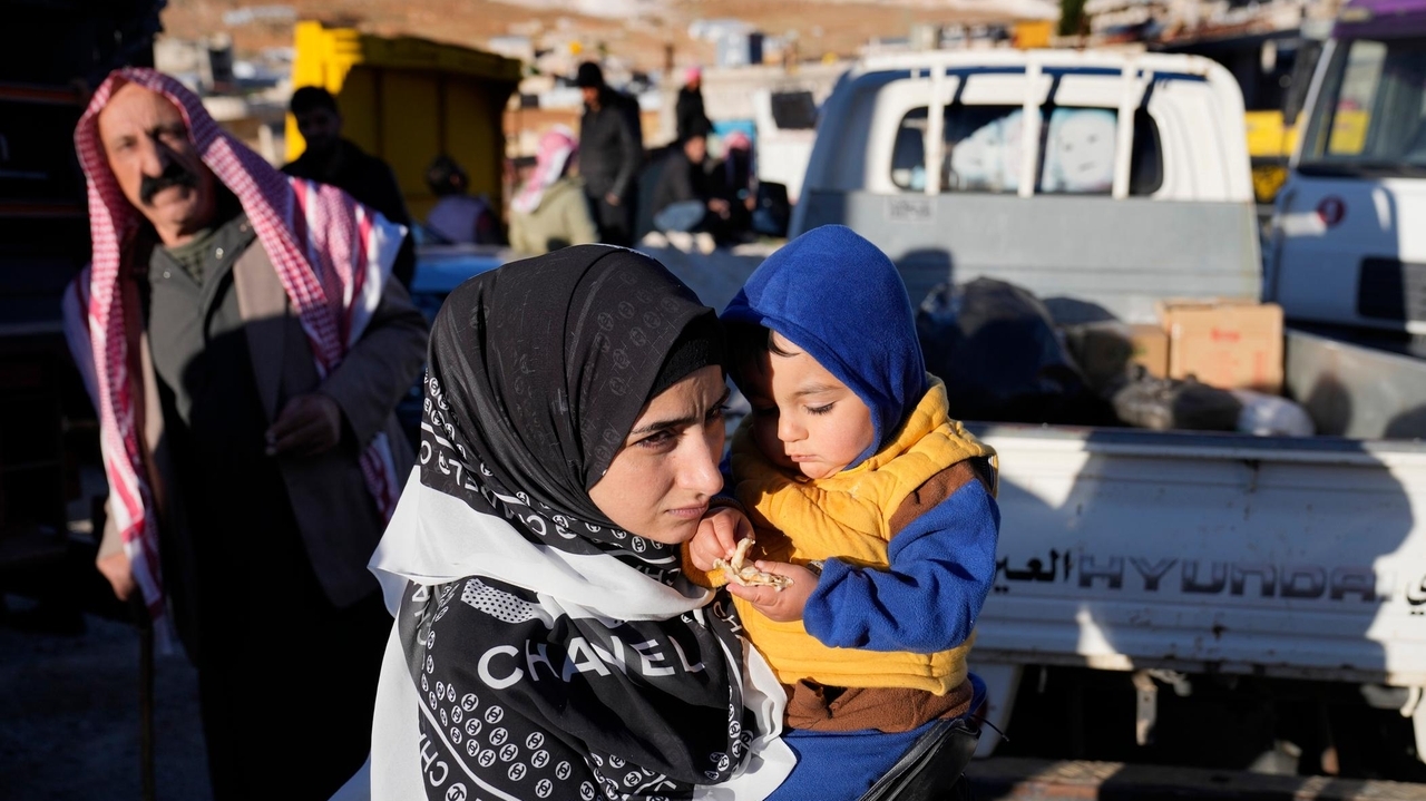 Hundreds of Syrian refugees head home as anti-refugee sentiment surges ...