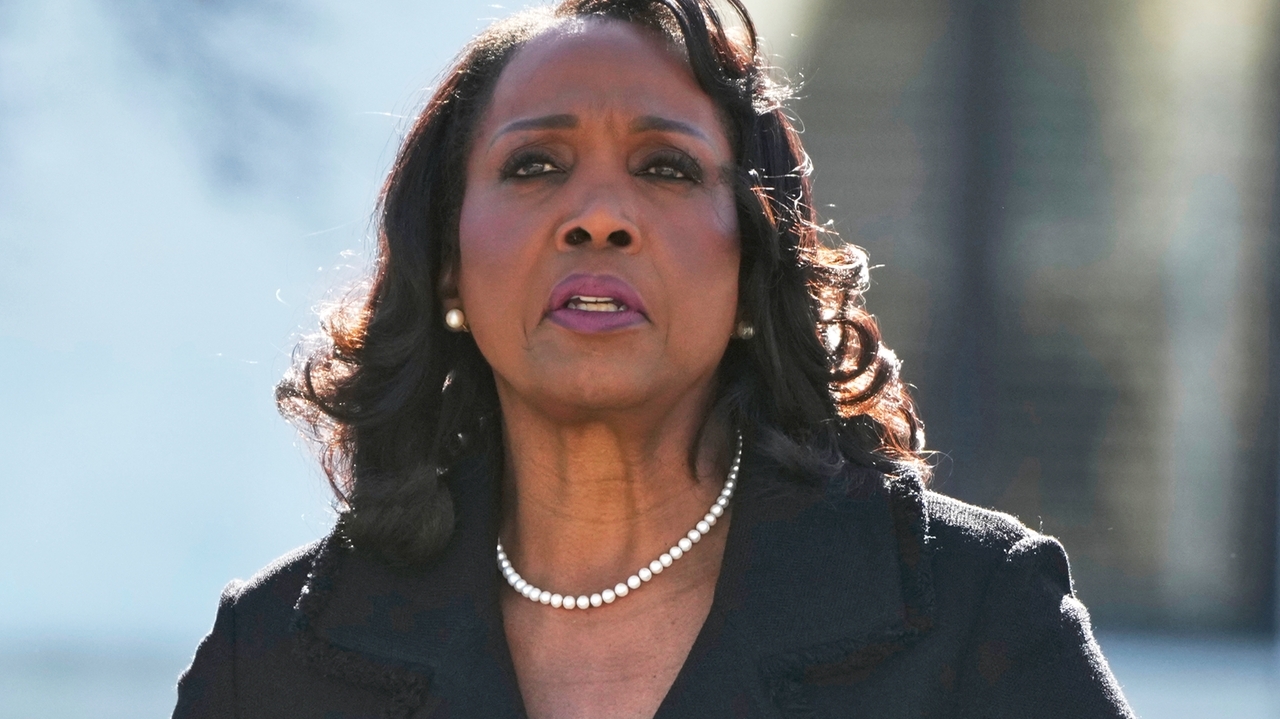 Supreme Court says Fed's Cook can keep her job for now, but it upholds ...