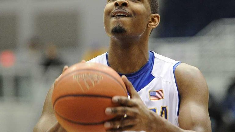 Hofstra guard Mike Moore shoots a foul shot against Siena...