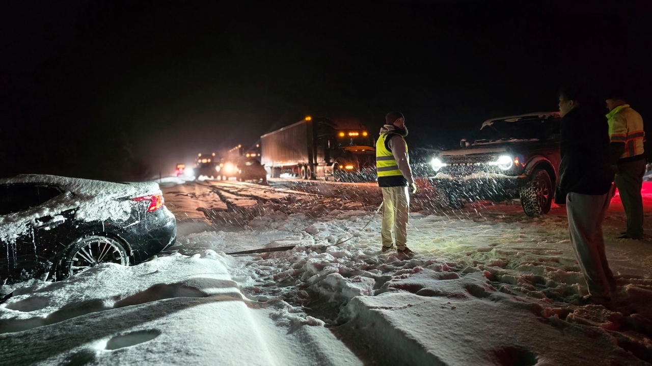 Storm dumps heavy snow on northern Arizona, gridlocking Interstate 40 ...